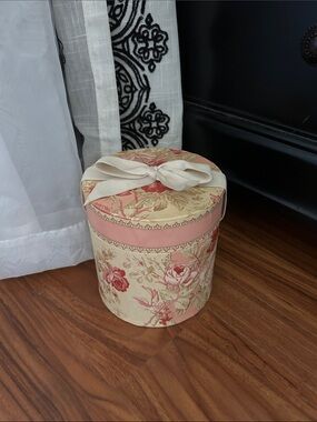 Vintage Look 2008 Floral Round Gift Box with Ribbon